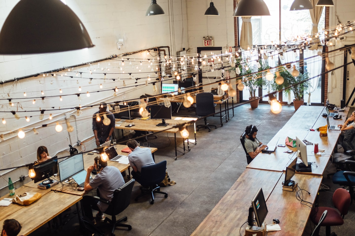 Professionisti diversi che lavorano al computer in un ufficio moderno.